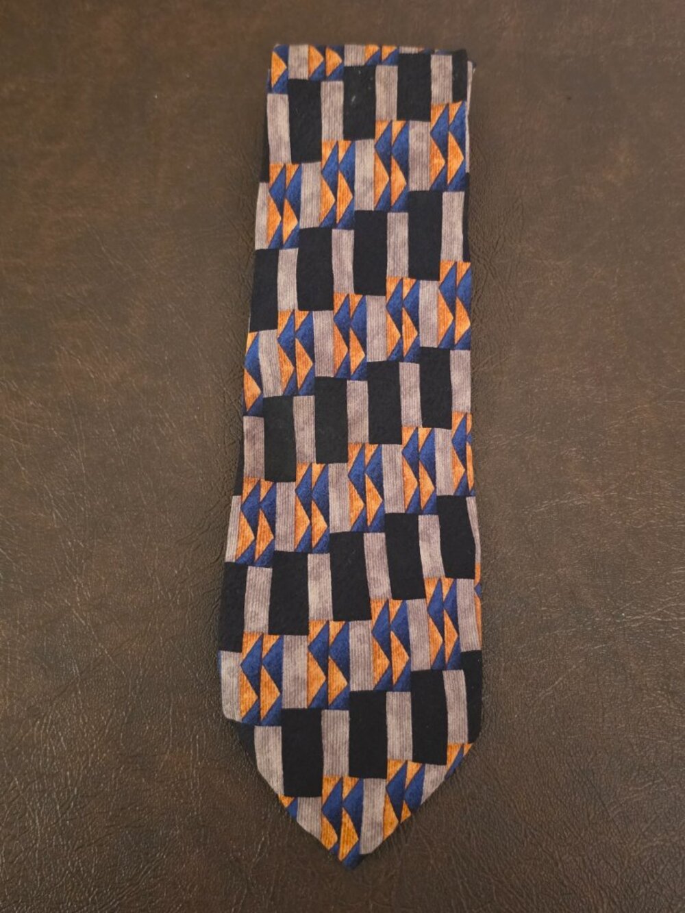 The VTG Alcione Tie 100% silk geometric pattern black/blue (preowned)